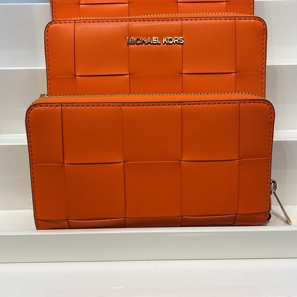 MICHAEL KORS LARGE FLAT MULTIFUNCTION PHONE CASE WALLET WRISTLET
POPPY
NWT - Picture 12 of 16